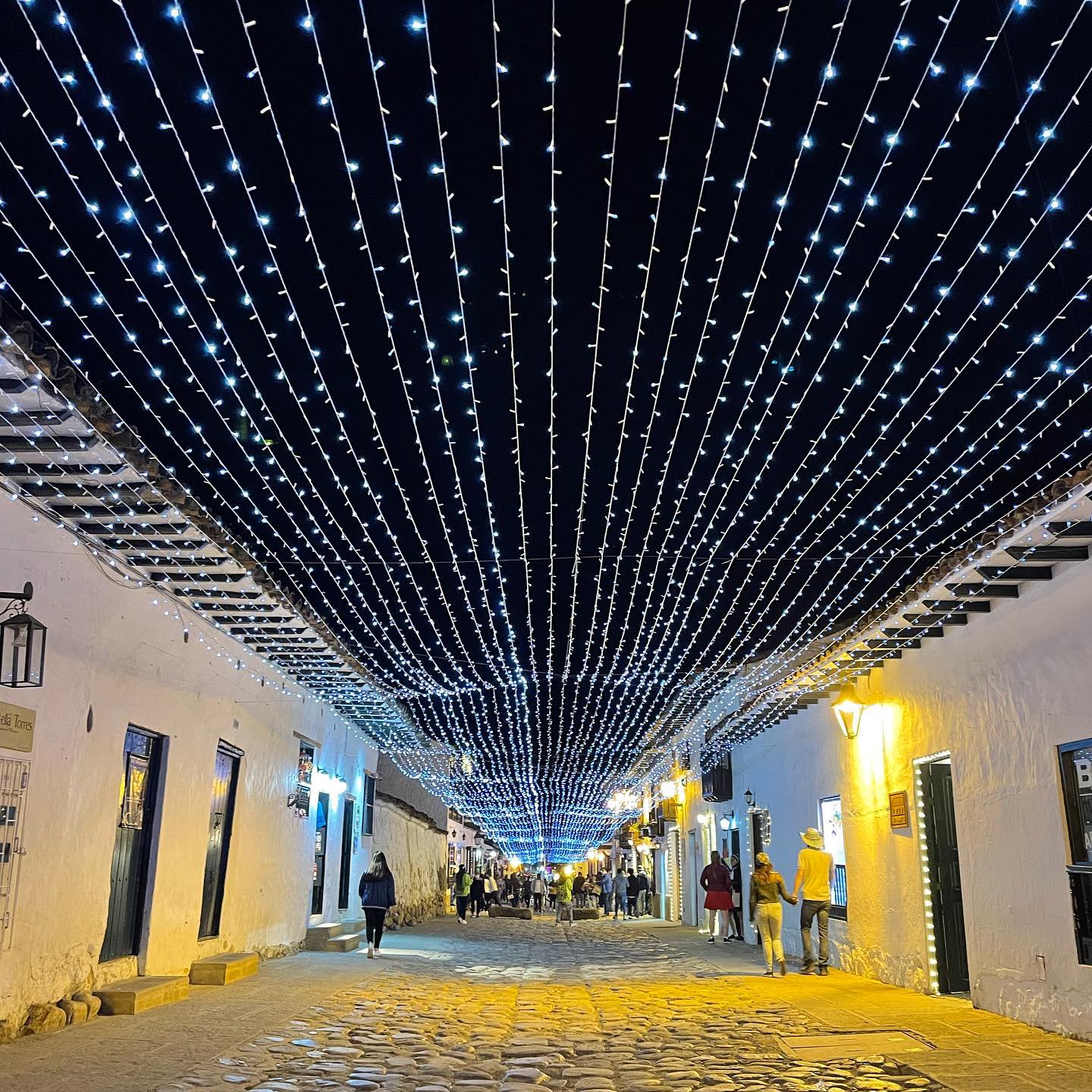 When you have the chance to visit Barichara and Villa de Leyva with Christmas time; do it! 🤩 I think the whole month of December is a special month in this kind of small villages. 
I took this picture in Villa de Leyva where I arrived December the 10th last year 🥰 But also Barichara is a very very beautiful village. For me the most beautiful village of Colombia 😍Especially with Christmas time! 

Have you been in Barichara or Villa de Leyva before? 

#colombiatravel #wereldreis #villadeleyvamagica #villadeleyva #visitcolombia #travelingthroughtheworld #christmastimeishere #backpacking #centralamericatrip #baricharacolombia #reistips #reisefieber #reisverslaafd #colombia_greatshots #colombia_folklore