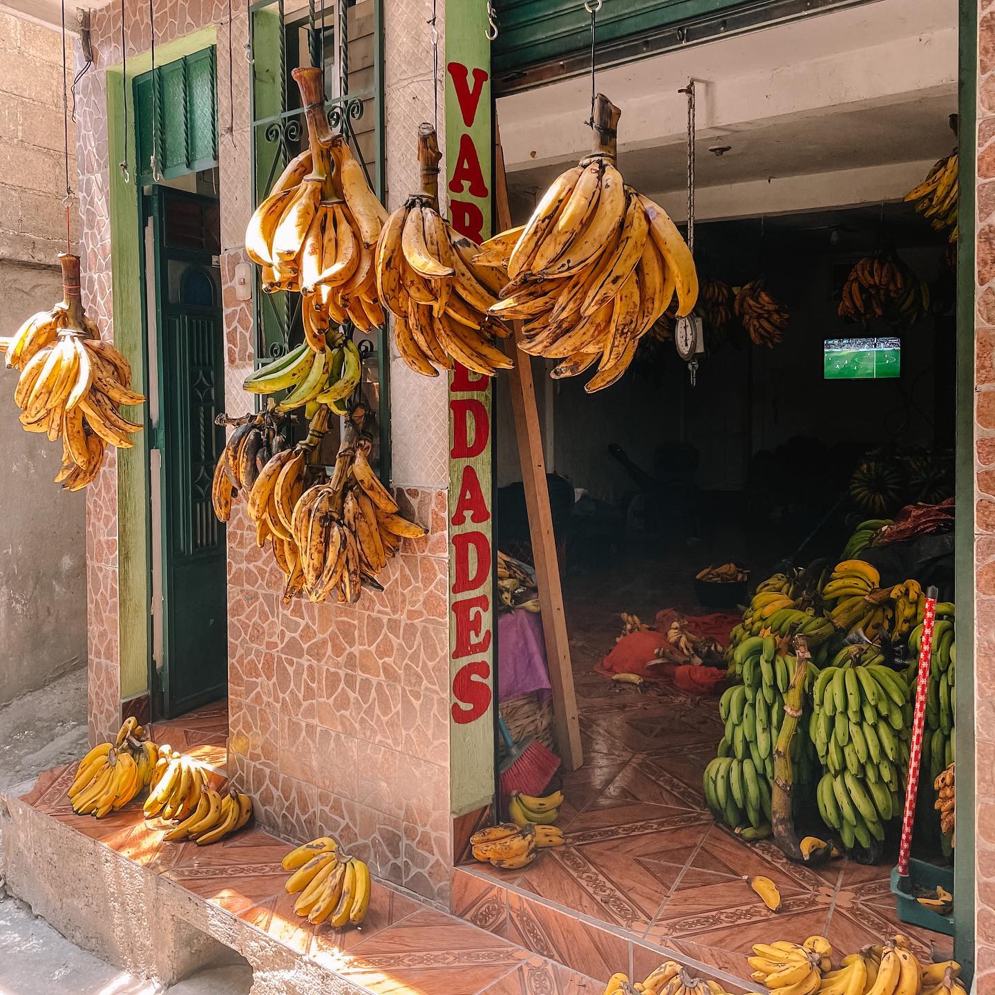 2 of the most important things in life; Bananas and football 🤪

#guatephoto #worldtrip #sanpedrolalaguna #guatelinda #guateimpresionante #viajerosporelmundo #wereldreis #reizen #bananas #lagodeatitlan #atitlanlake #guatemalatravel #viajera #backpackerlife #rumagtravel #lonelyplanetnl #explorandoguatemala #foodpics #tiendaguate #backpacktraveller #lagoatitlan #sanpedrolaguna #locallife #travelguatemala #guatemalan #reiswijven #reiselust #reisfoto #travelphoto