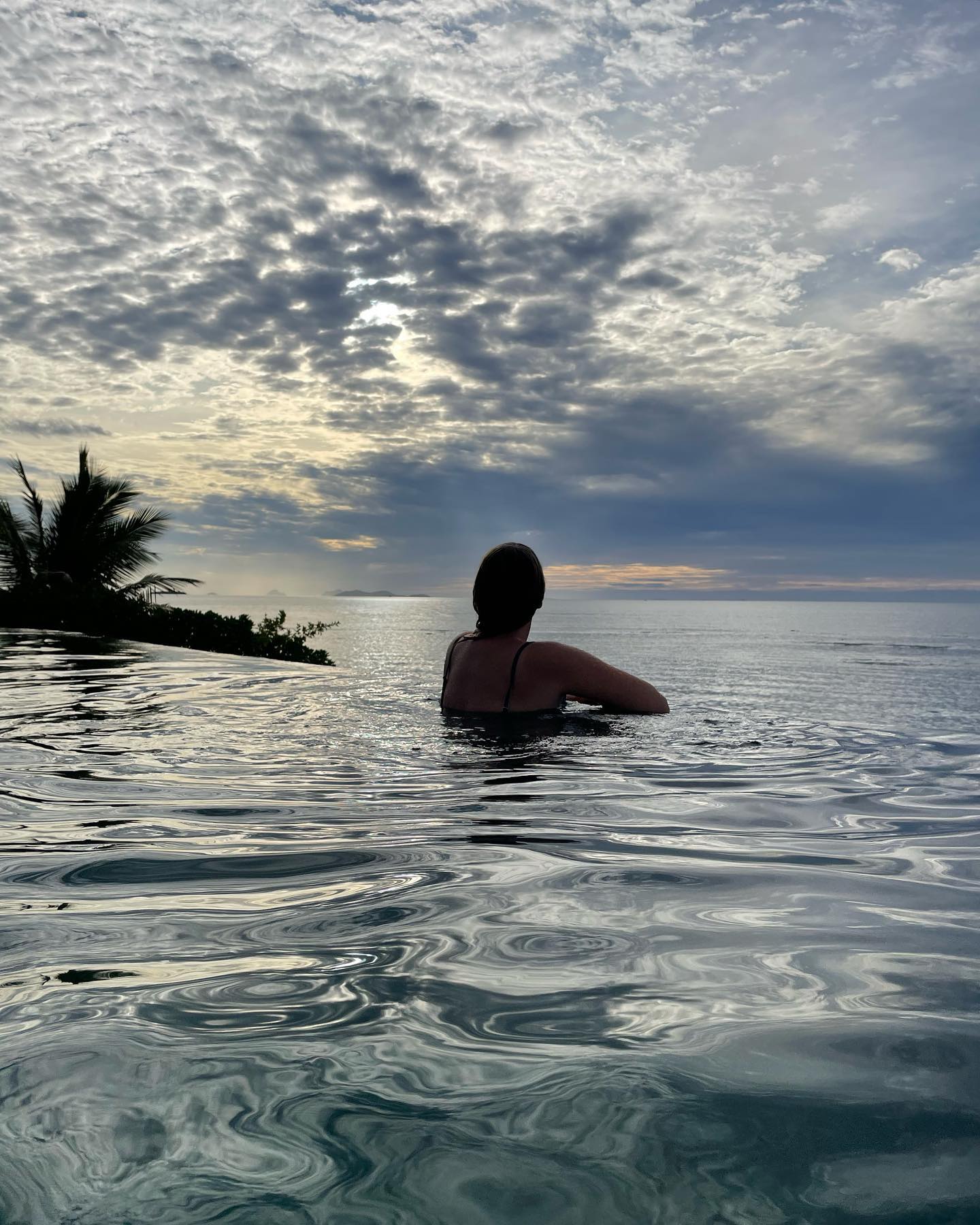 Enjoying the view from this amazing infinity pool at the Malamala Beach Club Island in Fiji 🤩🤩 Who wants to go to Fiji! 🙋🏻‍♀️

#fijiislands #fijitime #tropicalislands #malamalabeachclub #infinitypool #ourbulaspiritawaitsyou #worldtrip #backpacktraveller #fijivacations #wanderlust #dreamdestination #reizen #wereldreiziger #beautifuldestinations #passionfortravel #reiselust #reisinspiratie #reistips #ig_captures