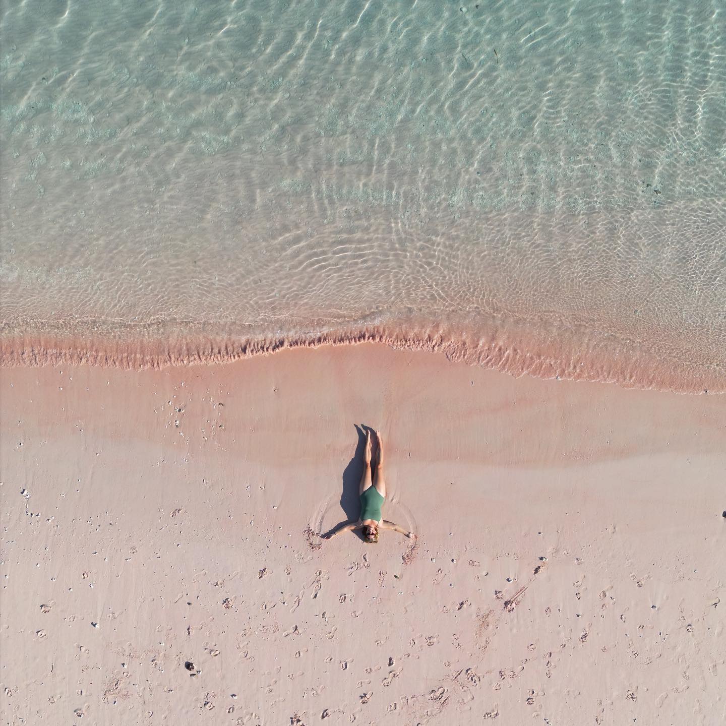 In love with the 2 different Pink Beaches we visited with sailing the Komodo Islands! 💞 Many people add pictures on Instagram with edited photo’s that are very very pink. I want to keep it realistic 🥰

#komodoislands #pinkbeachkomodo #beachesoftheworld #wereldreis #backpacker #worldtrip #droneshots #traveltheworld #komodonationalpark #wanderings #pinkbeach