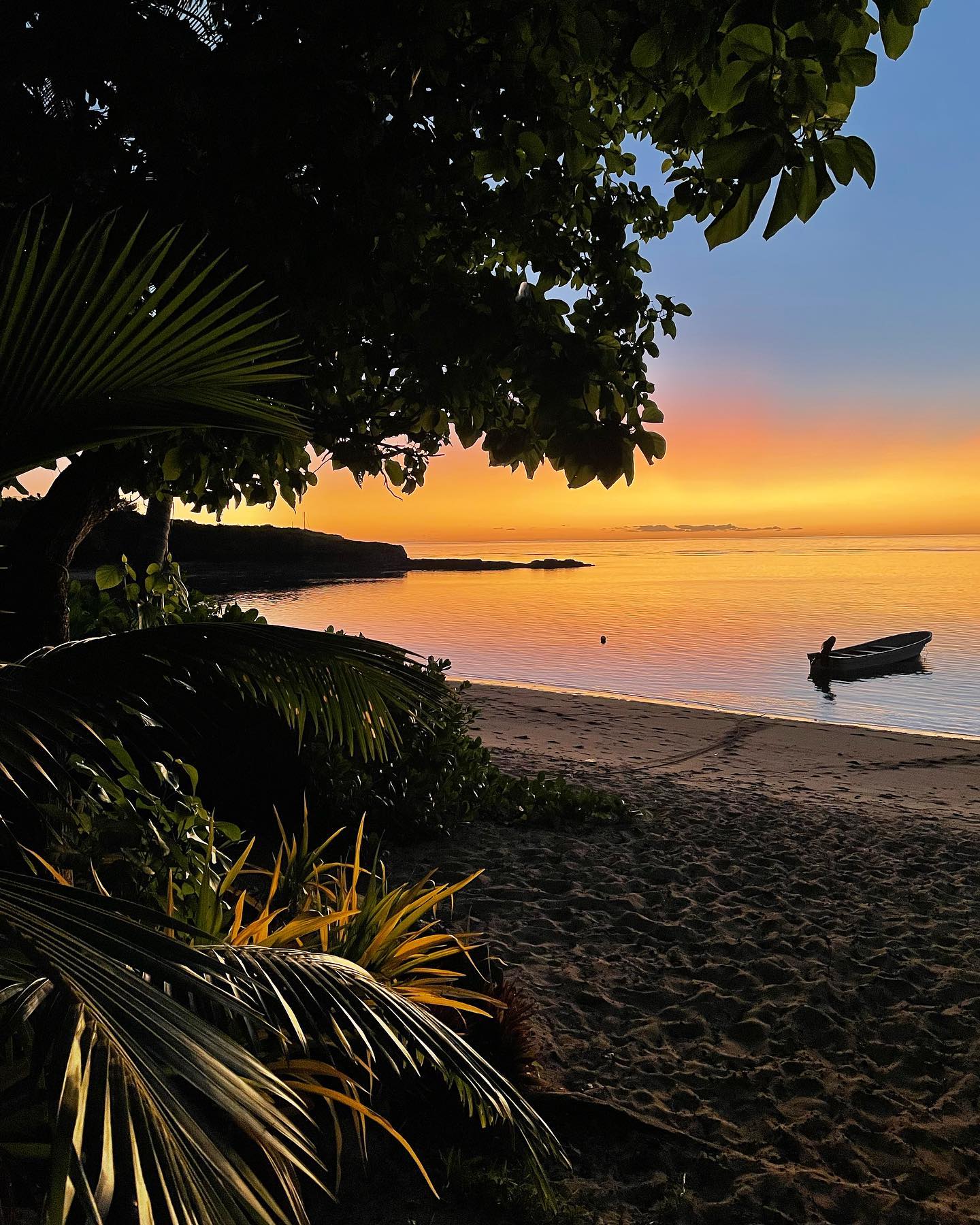 Wow this sunset while I stayed on my most favorite island in Fiji.. 
Just magical 😍

#sunsetcaptures #fijiislands #roundtheworldtrip #wereldreis #barefootmantafiji #fijitime #reizen #wereldreiziger #barefootmantaisland #travelerlife #beachfinds #fijiairways #sunset_pics #wandergram #nofilter