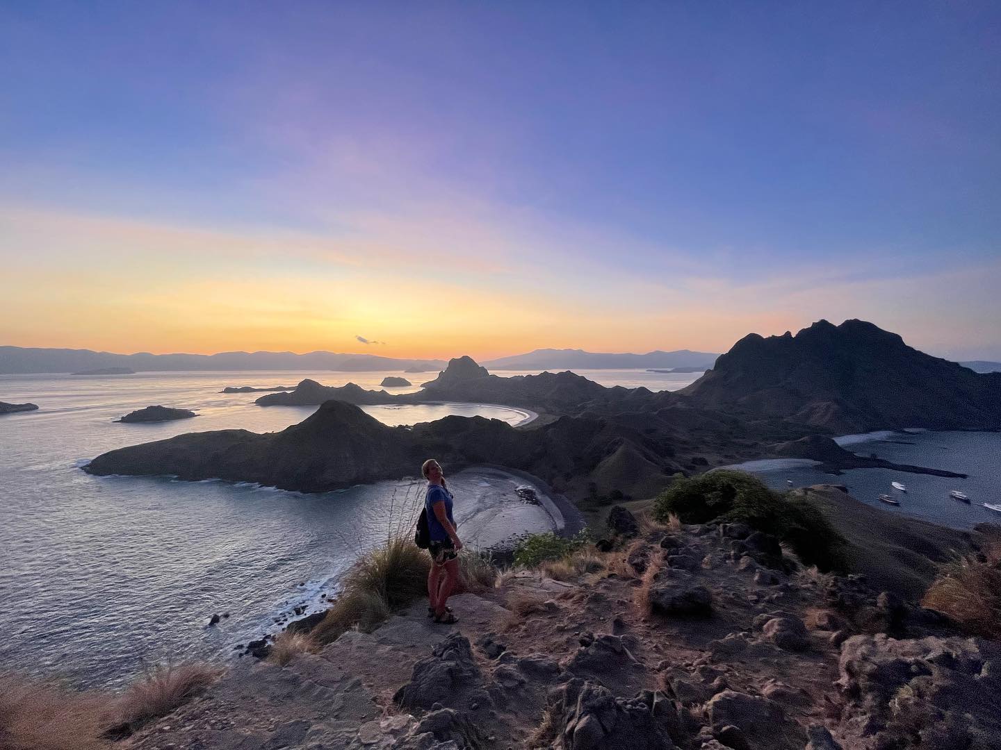 During my 3 night boat trip in the Komodo Islands we visited Padar Island ❤️ Before sunset we hiked up this mountain for the best sunset views! 😍 I even saw deers on the mountain! We stayed here for hours until it was fully dark. With my iPhone flashlight I walked downstairs again. They warned us for snakes when it got dark. All I saw was a lot of very big mouses or something like that 😂🤣 the other group did saw a snake 🙈

#komodoislands #padarisland #boattrips #wanuaadventures #komodonationalpark #sunsetskies #roundtheworldtrip #wereldreis #reizenoverdewereld #reiziger #backpackingtrip #indonesiaparadise #traveladdict #hikingviews #instatravel #womanwhotravel #solotravelers #beautifuldestinations